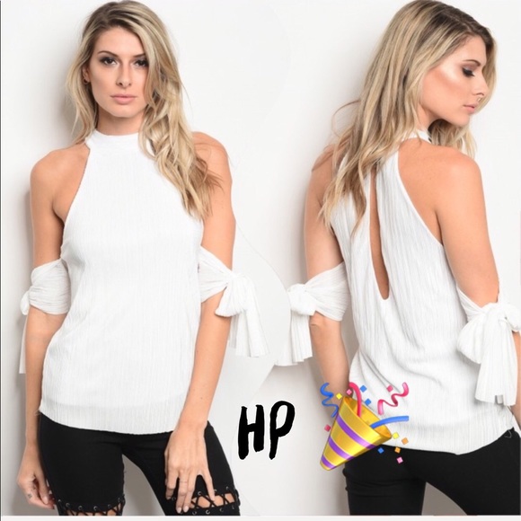 Tops - HP🎉White high neckline keyhole tie sleeve blouse